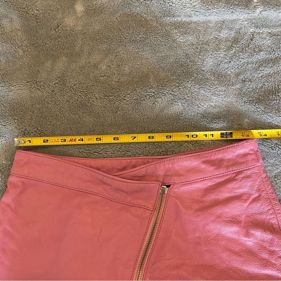 Wilsons Leather pink bubblegum skirt with diagonal zipper. Size 4 - Picture 5 of 5